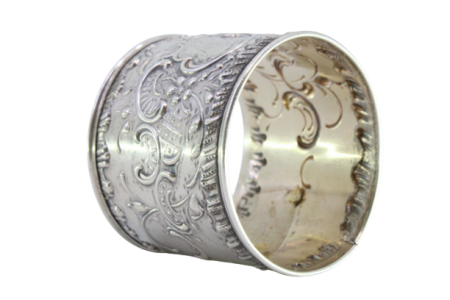 Argola de guardanapo em prata com flores, volutas envolvendo cartela para monograma.